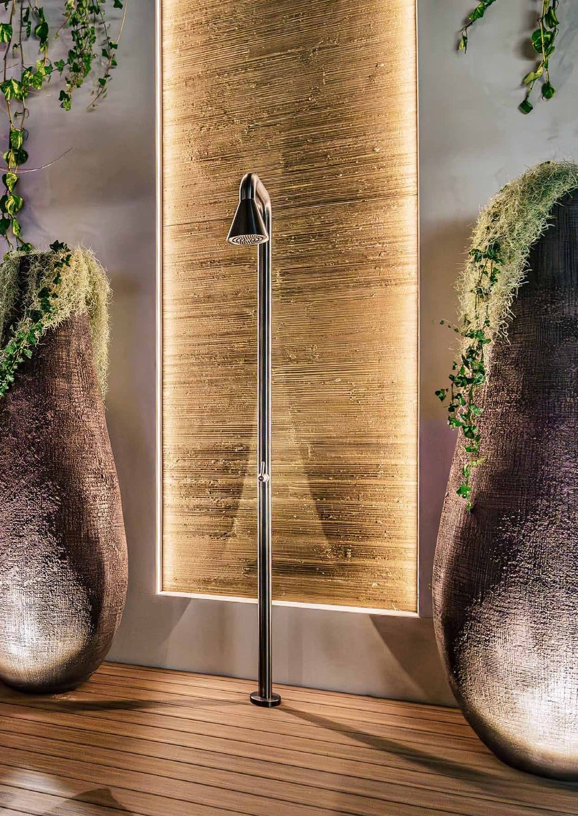 JEE-O Cone by Osiris Hertman tegen een verlichte wand