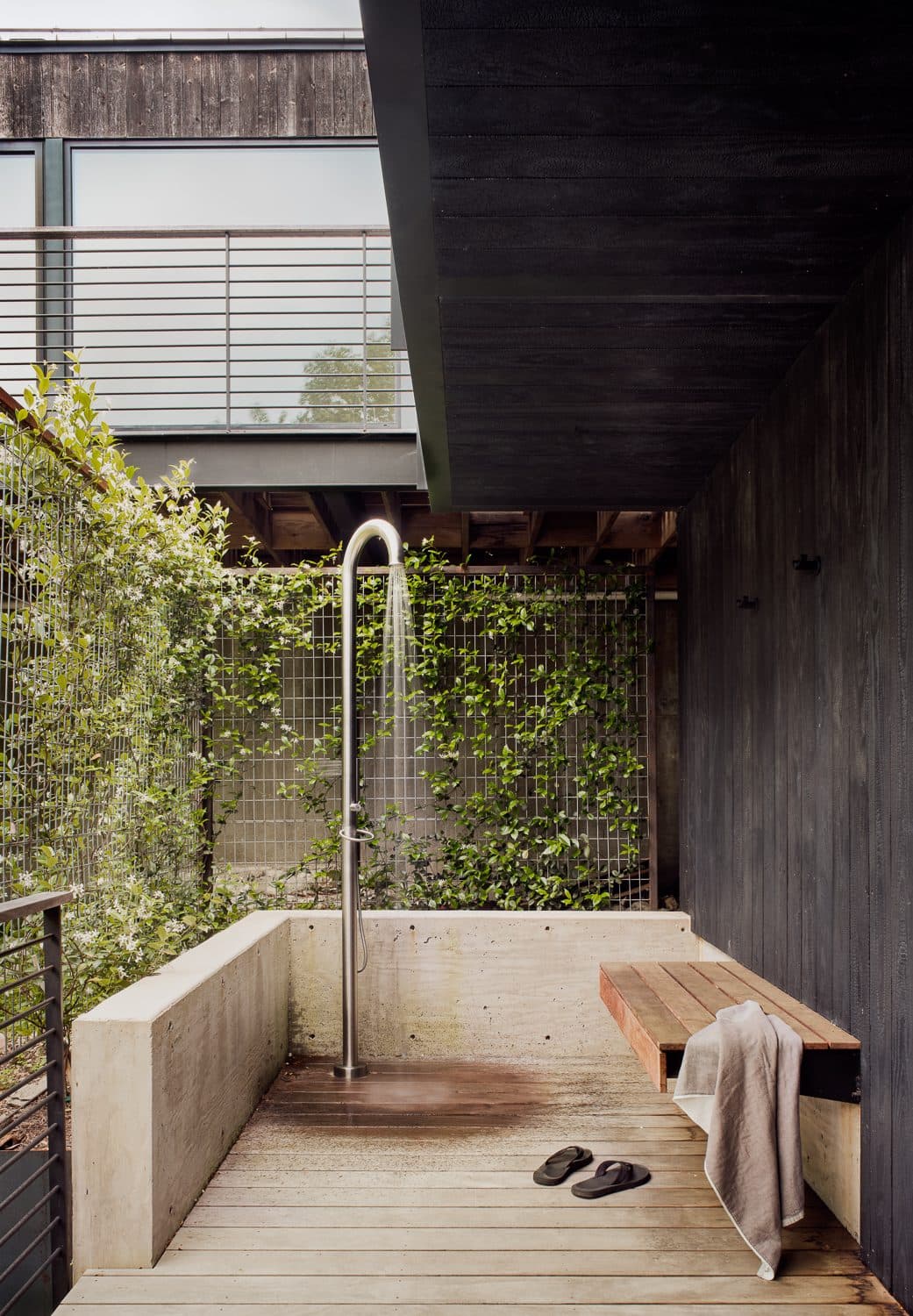 JEE-O Original 02 in een beschutte patio met houten bank