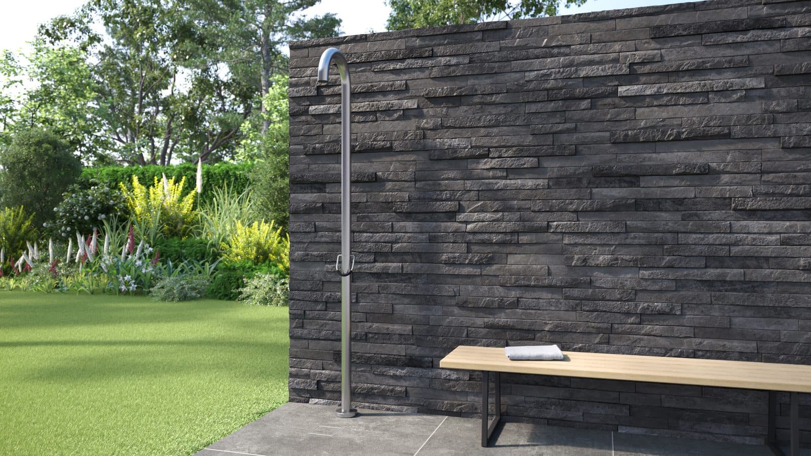 JEE-O Original tegen een donkere natuursteenwand in een tuin