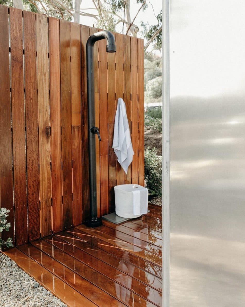 JEE-O Soho zwart op een houten vlonder met stromend water