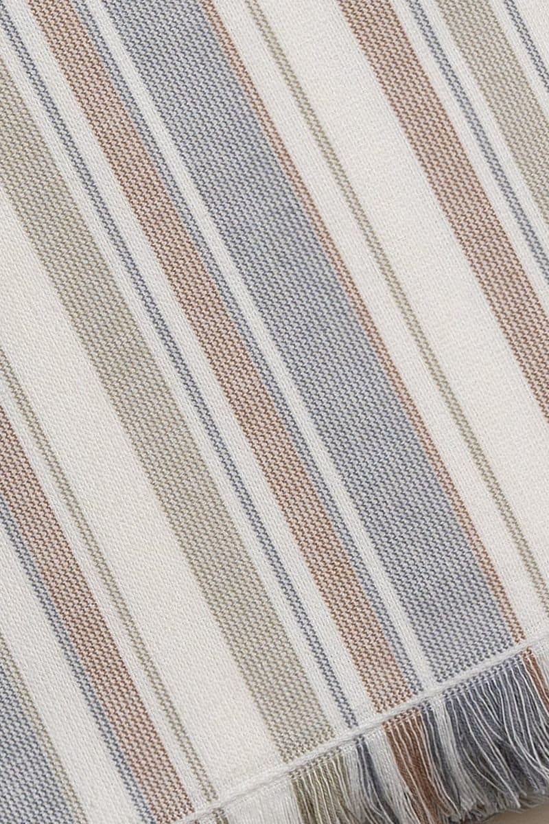 Close-up van de fijne strepen in grijs, taupe, bruin en wit met franjes