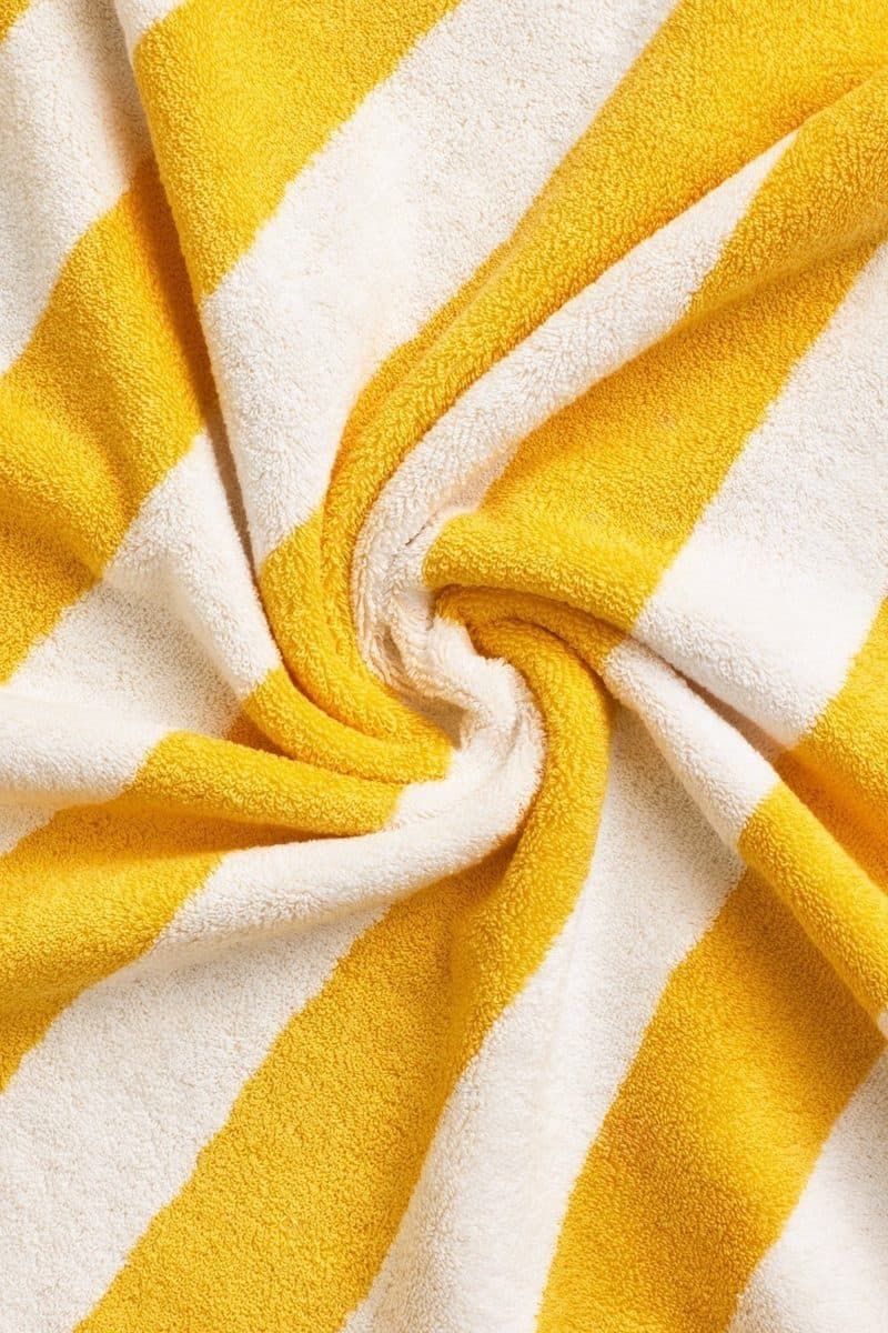 Close-up van de dikke badstoflus met brede witte en gele strepen