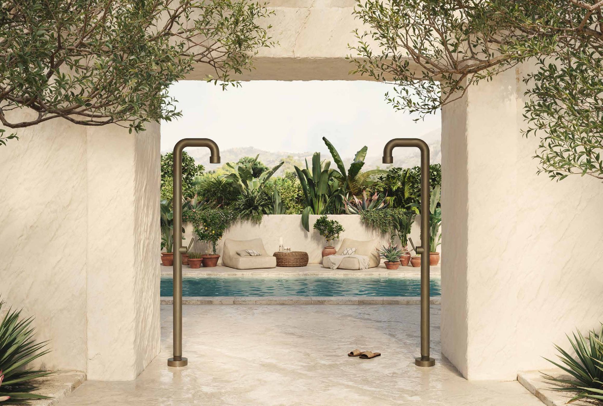 Twee JEE-O Soho buitendouches in een mediterrane patio