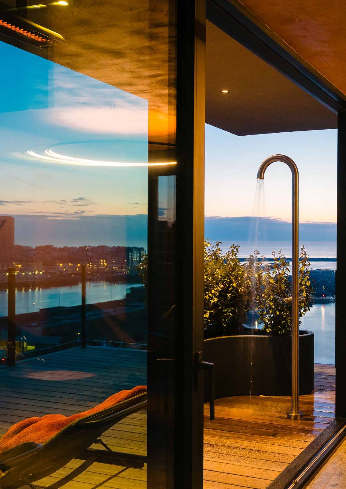 JEE-O buitendouche bij zonsondergang op een penthouse-terras boven Oostende