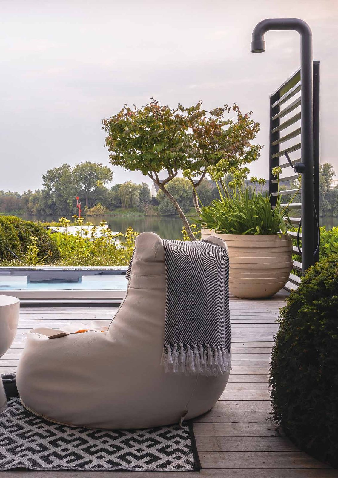JEE-O Soho op een houten vlonder aan het water