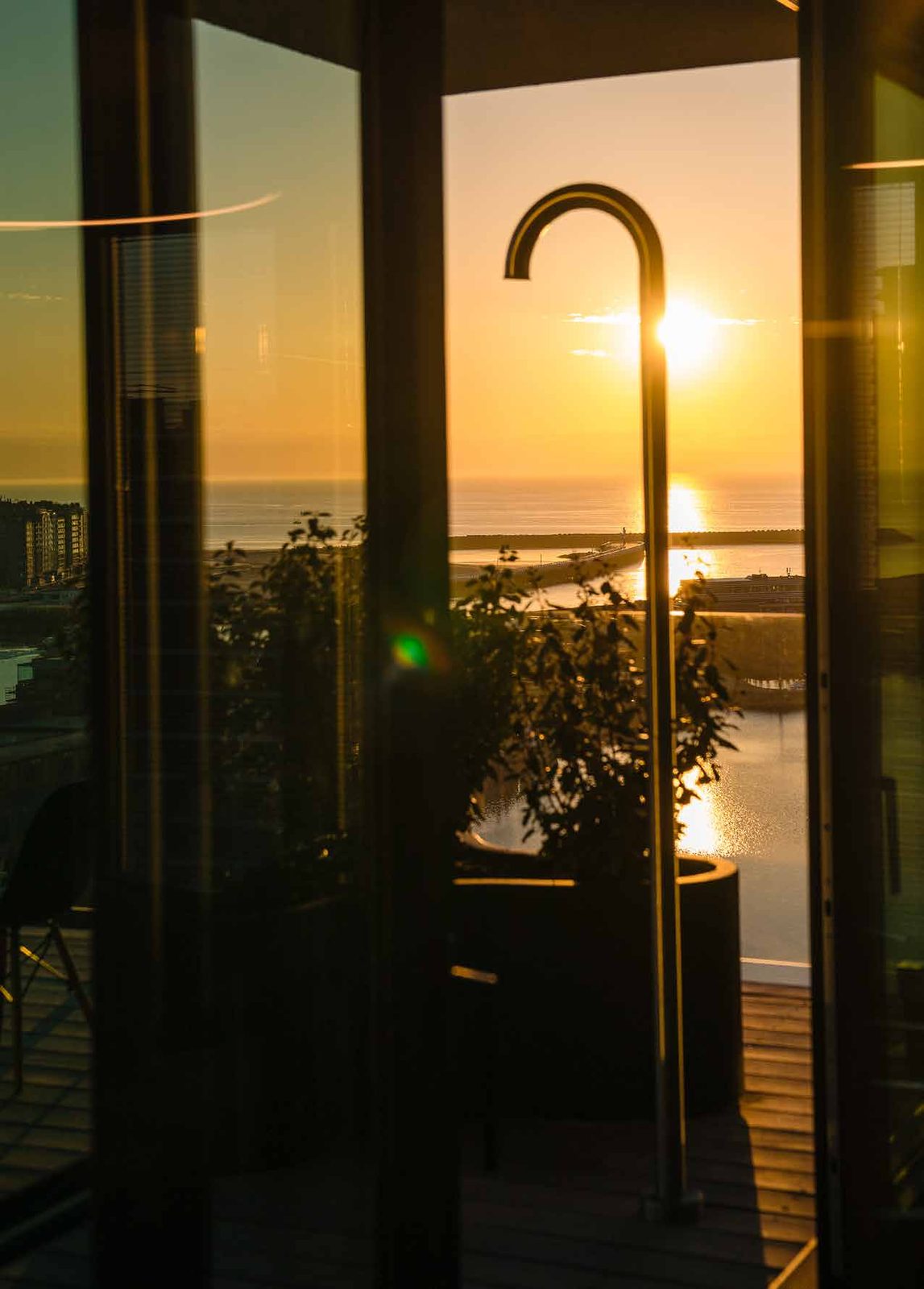 JEE-O Original buitendouche bij zonsondergang aan zee