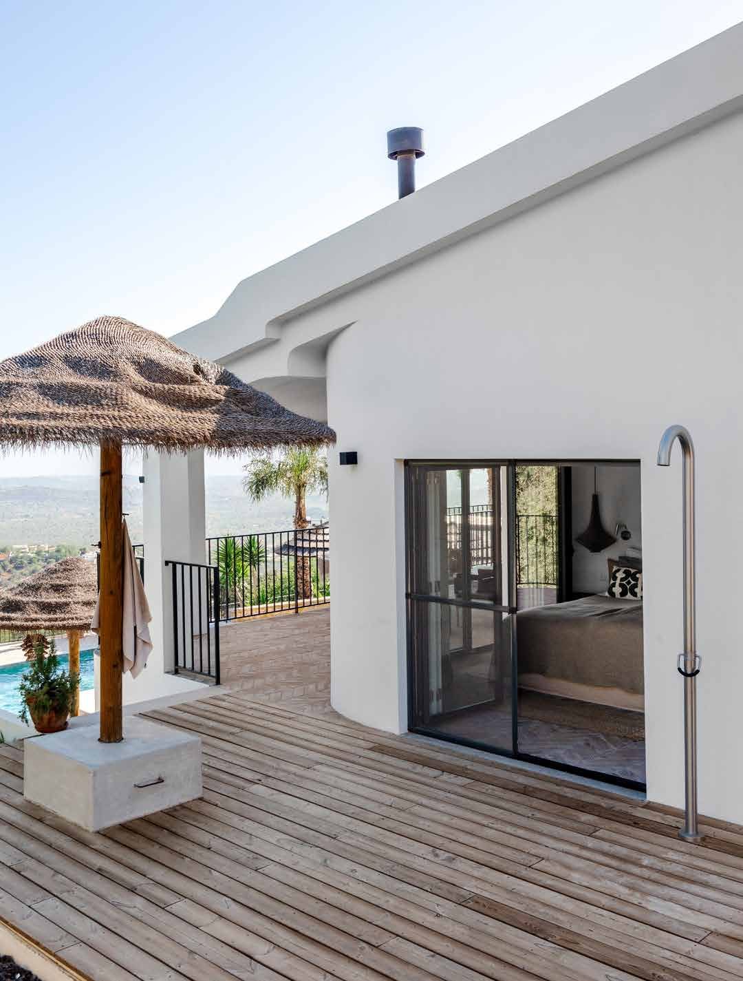 JEE-O Original buitendouche aan een villa met zwembad in Portugal