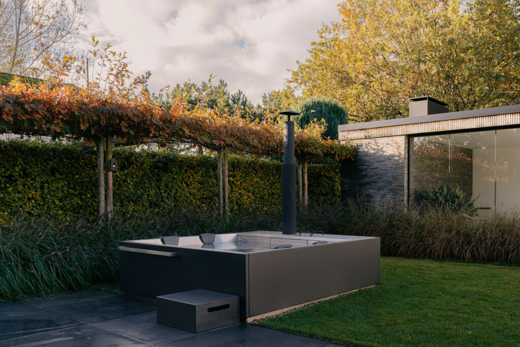 Zwembad in een tuin bij herfstlicht, klaar om afgedekt te worden