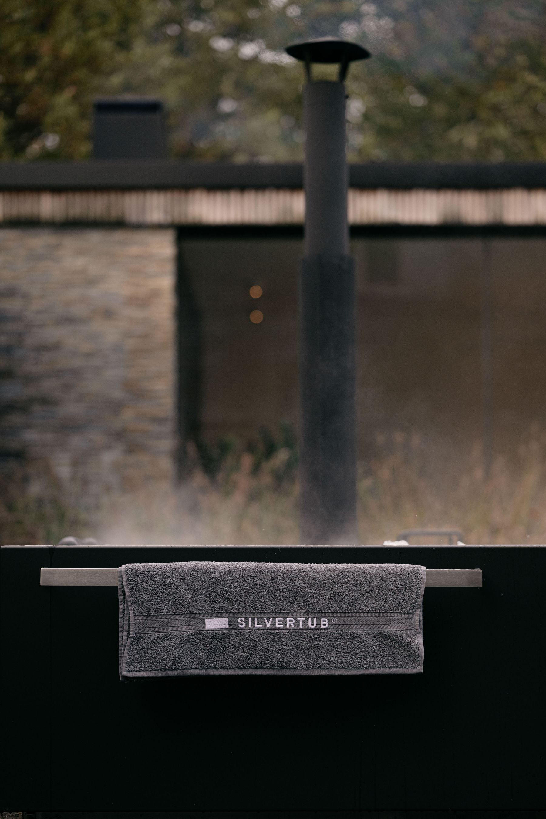 Silvertub met kachelpijp en handdoek aan de reling