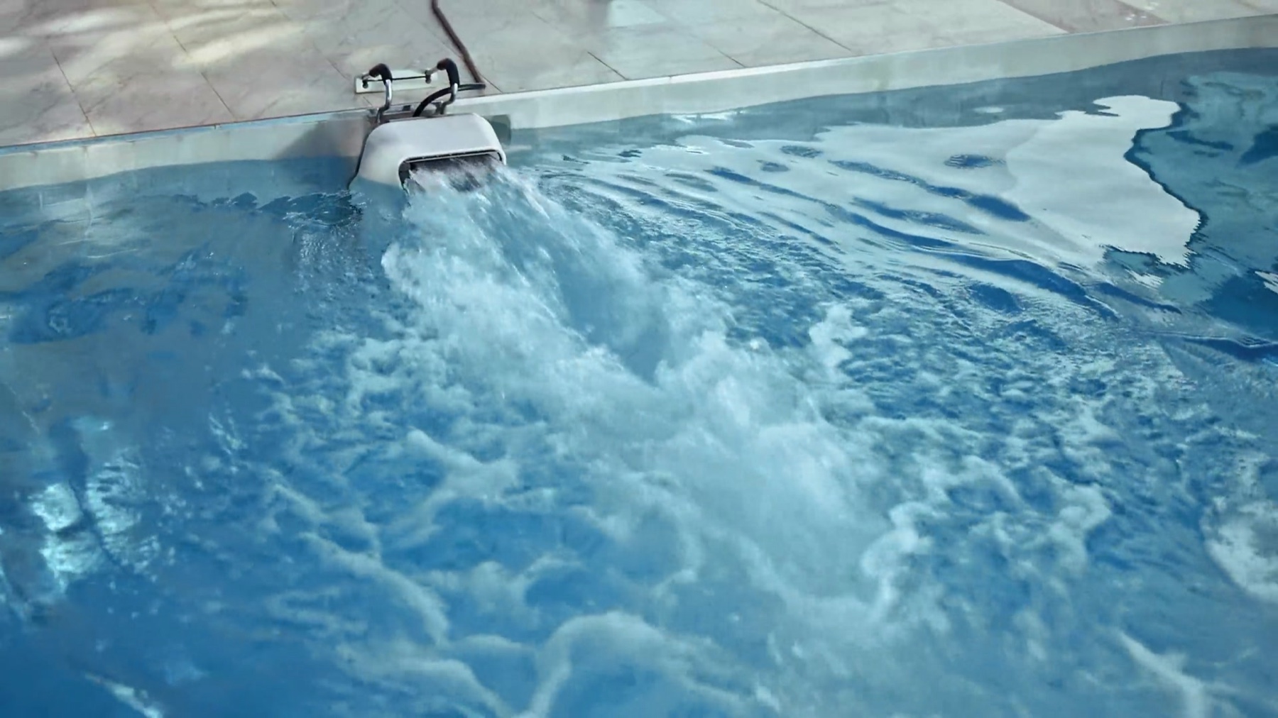 De SwimJet X35 stuwt een brede stroom door het zwembad