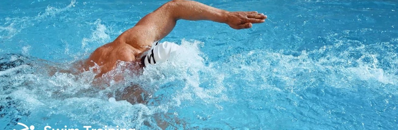 Zwemmer in crawl tegen de stroming van de SwimJet X35